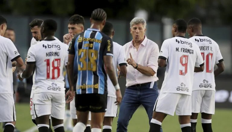 Renato Gaúcho orienta os jogadores do Vasco durante confronto contra o Grêmio em São Januário