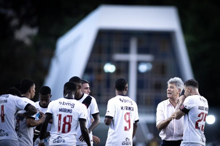 renato gaucho conversa com jogadores do vasco em sao januario foto matheus limavasco