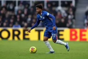 Andrey santos atuando no chelsea