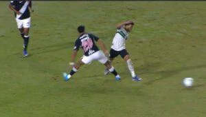 lesao de brenner em coritiba x vasco foto reproducao