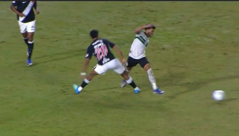 lesao de brenner em coritiba x vasco foto reproducao