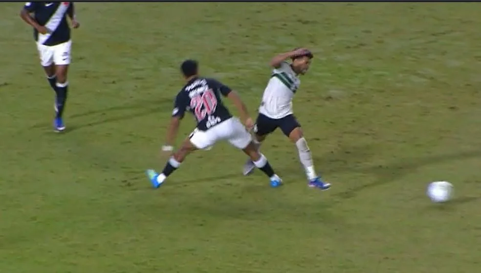 lesao de brenner em coritiba x vasco foto reproducao