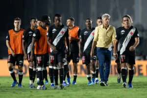 enato gaucho e jogadores do vasco apos derrota para o botafogo foto jorge rodriguesagif