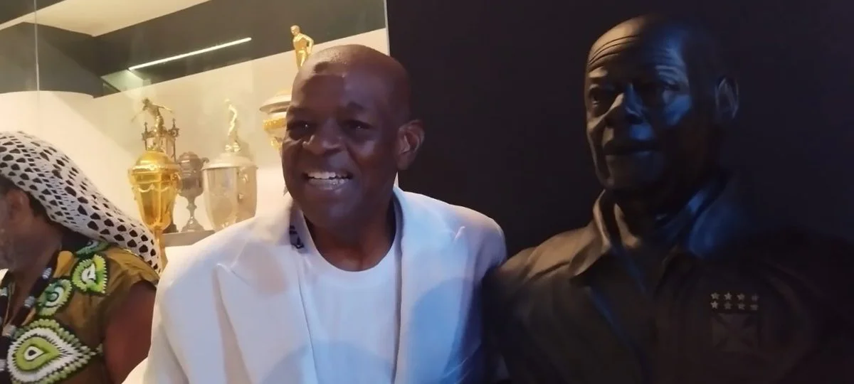 Vasco inaugura busto do Pai Santana