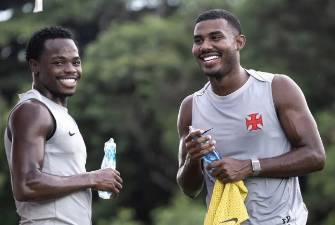 Cuiabano e Andrés Gómez em treino no CT do Vasco