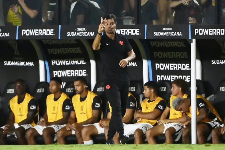 alexandre mendes auxiliar do vasco em acao contra o olimpia