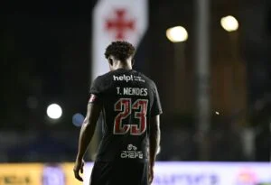 thiago mendes em acao pelo vasco