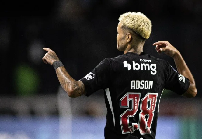 Adson vive noite de redenção e aproveita chance no ataque do Vasco