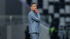 Treinador Pedro Emanuel na beira do campo