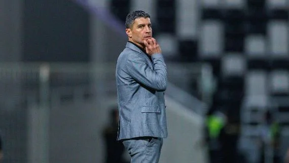 Treinador Pedro Emanuel na beira do campo