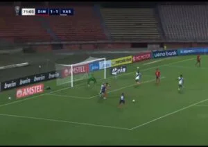 jogadores do medellin livres no segundo gol contra o vasco