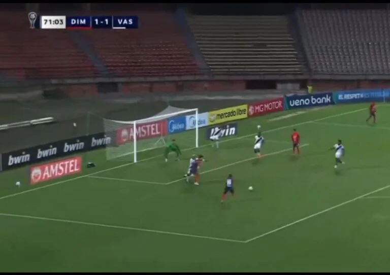 jogadores do medellin livres no segundo gol contra o vasco
