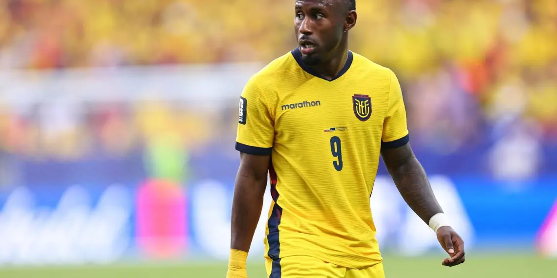 John yeboah em acao durante jogo entre equador e curacao na copa do mundo