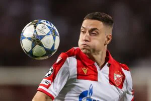 bruno duarte do estrela vermelha em acao na champions league