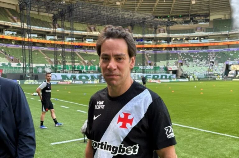 marcos lamacchia com a camisa do vasco em palmeiras x vasco pelo campeonato brasileiro