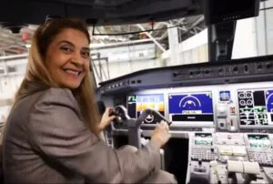 leila pereira mostra painel de aviao usado pelo palmeiras