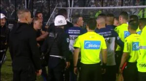 Dirigentes do Vasco em confusão com arbitragem — Foto: Reprodução - TV Globo