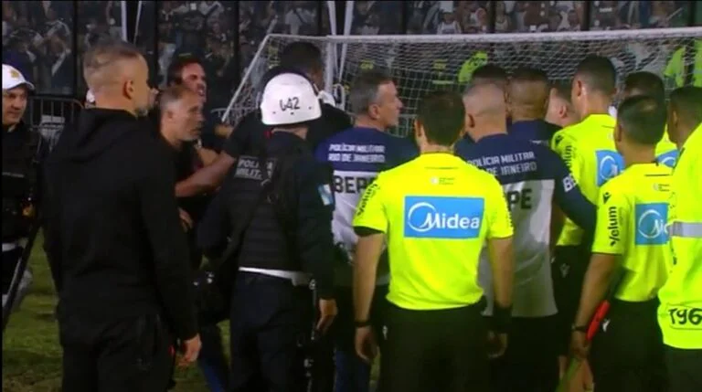 Dirigentes do Vasco em confusão com arbitragem — Foto: Reprodução - TV Globo