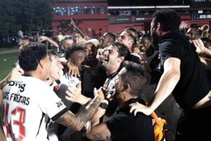 time do vasco comemora classificacao na copa do brasil