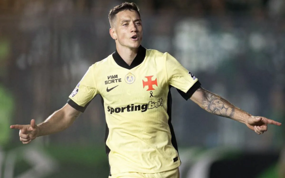 bruno duarte comemora gol marcado pelo vasco sobre o coritiba em sao januario