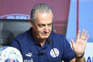Técnico do Paraguai critica nível do futebol local e cita derrota do Olimpia para o Vasco