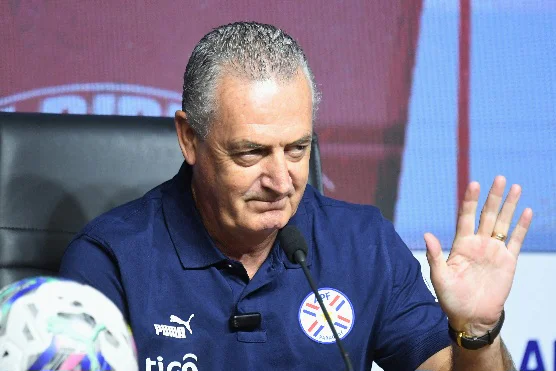 Técnico do Paraguai critica nível do futebol local e cita derrota do Olimpia para o Vasco